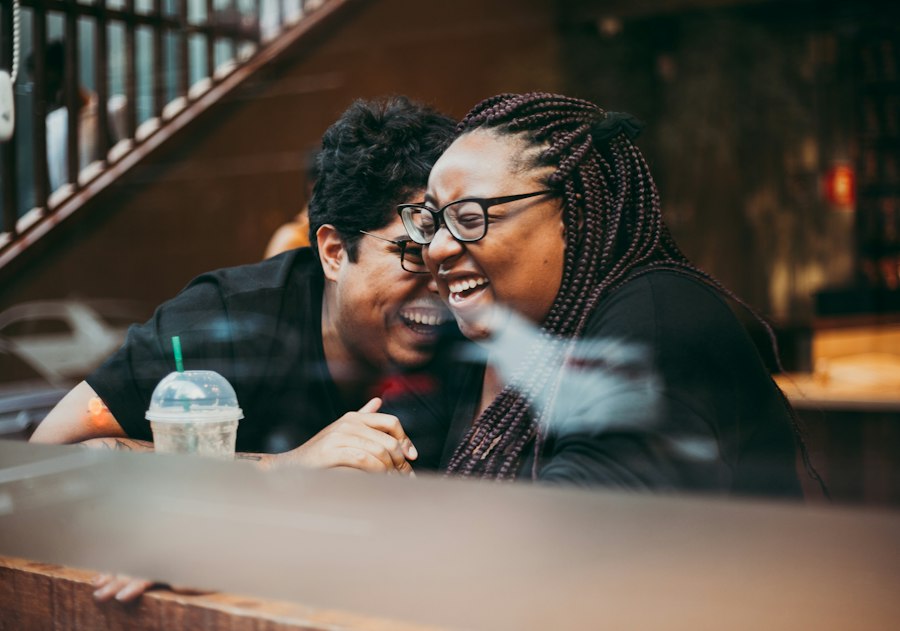 Casal jovem sorrindo em casa