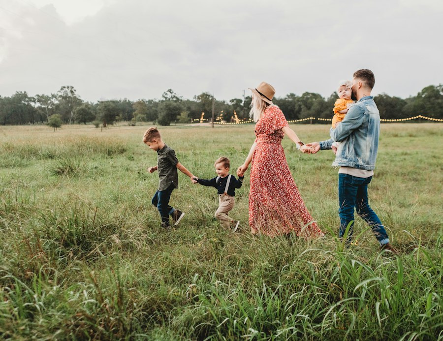 Família caminhando de mãos dadas